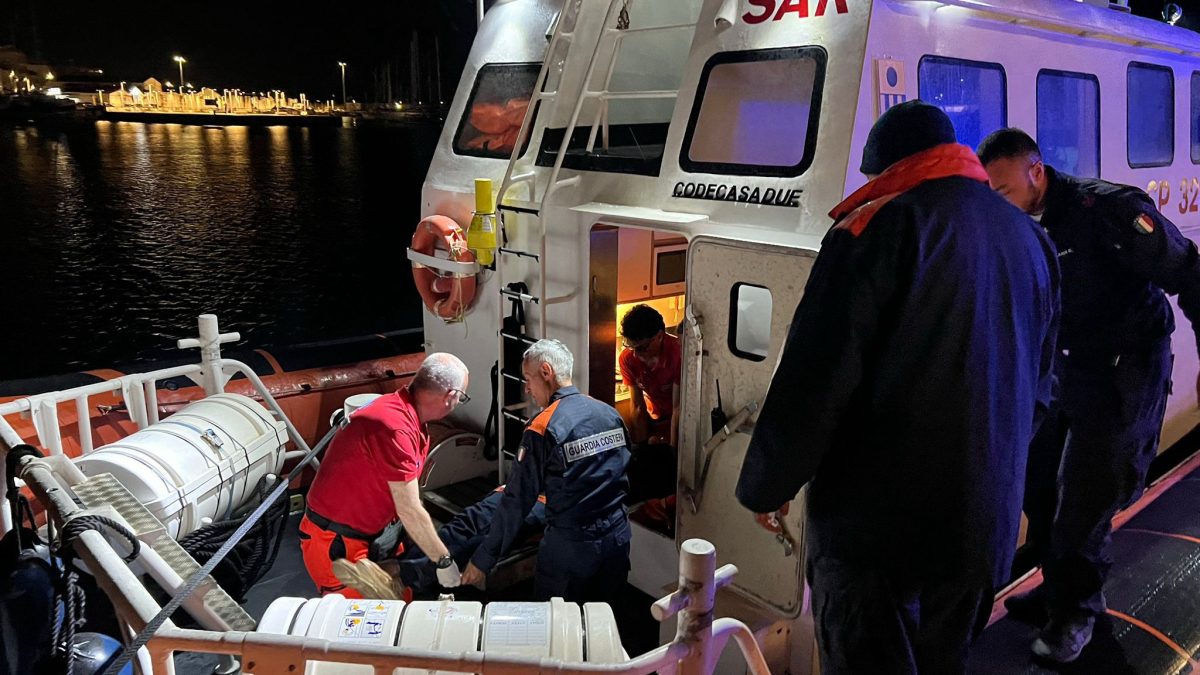 Malore in acque internazionali, la Guardia Costiera di Crotone salva un marittimo