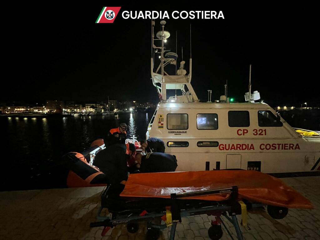 Evacuazione medica in mare: Guardia Costiera di Crotone soccorre marittimo